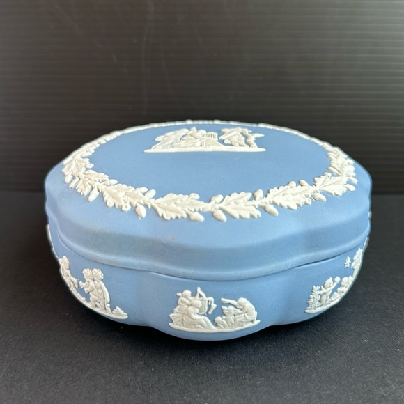 Wedgwood Blue White Jasperware Wavy Edge Dresser Box Cherubs and Musicians - Picture 1 of 5